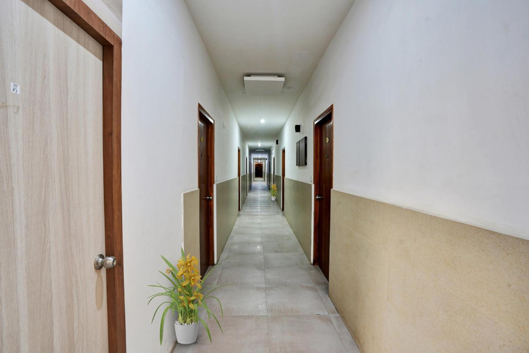 B Six Hotel Bangalore Eksteriør bilde
