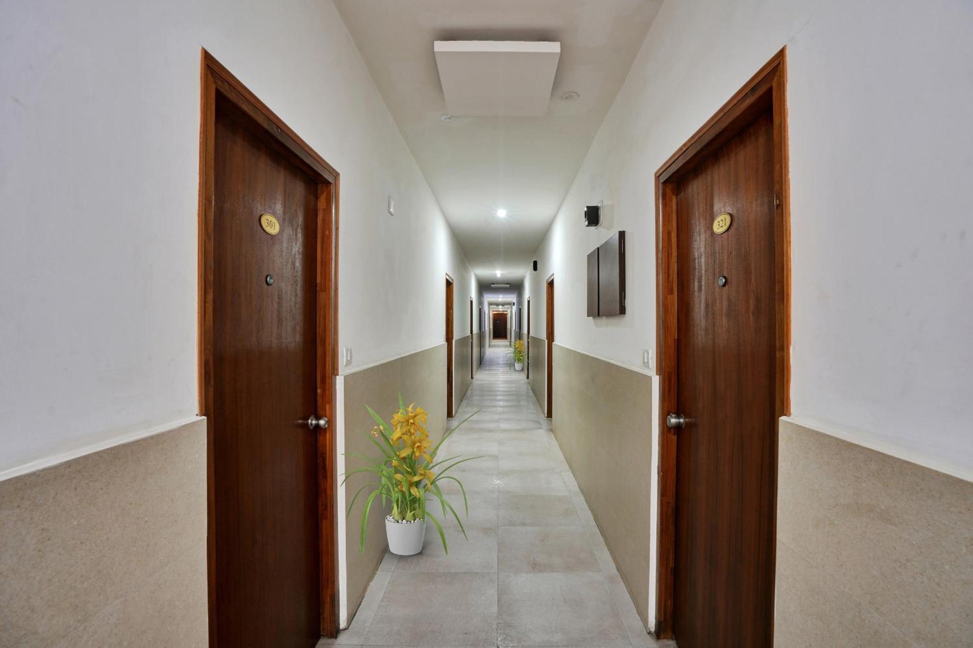B Six Hotel Bangalore Eksteriør bilde