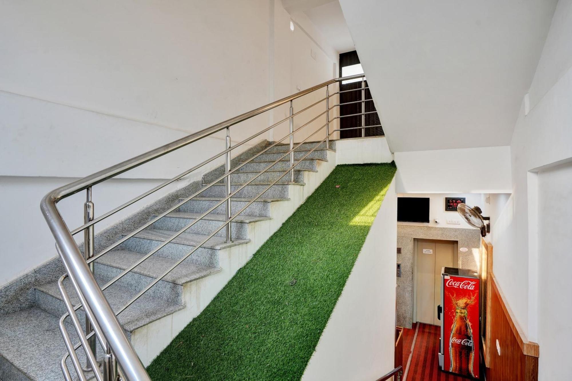 B Six Hotel Bangalore Eksteriør bilde